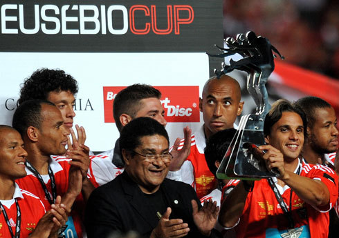 O craque Eusébio, ídolo de Portugal e do Benfica, entrega a Copa Eusebio aos Encarnados, em edição passado do tradicional torneio europeu